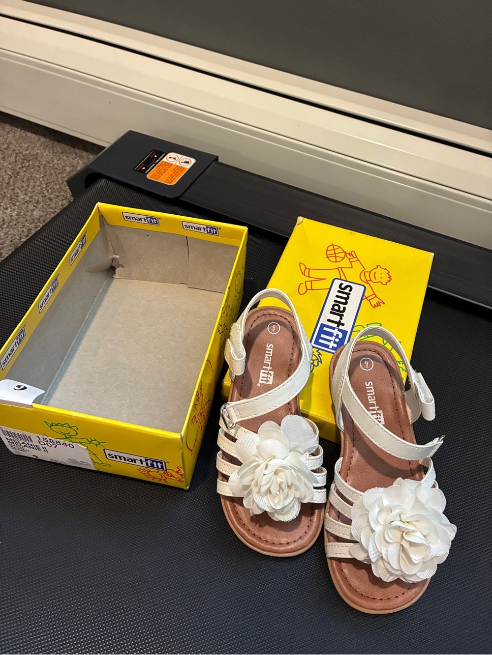 SmartFit Toddler Girls' White Flower Strap Sandals Size 9 NIB